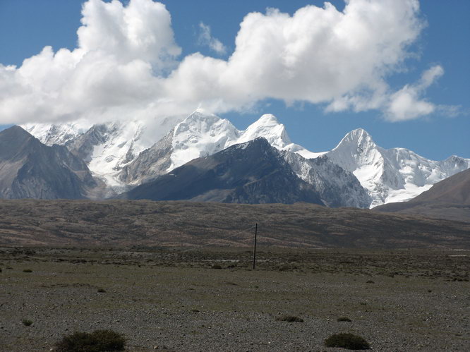 Cho-Oyu on the way to Tingri. Damn more beautiful views.
